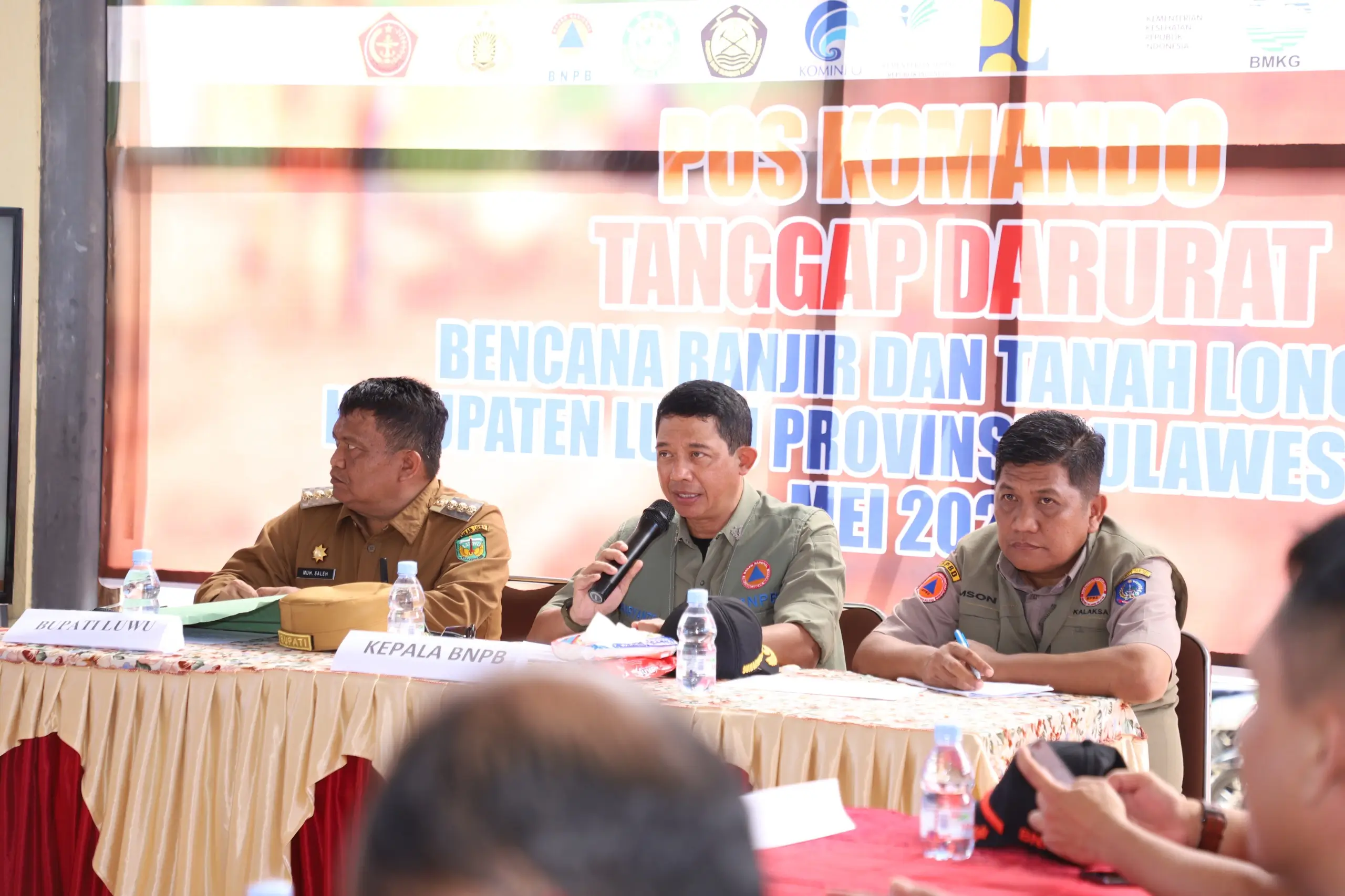 (dari kiri ke kanan) Pj Bupati Luwu Muh. Saleh, Kepala BNPB Letjen TNI Suharyanto S.Sos., M.M dan Kepala Pelaksana BPBD Provinsi Sulawesi Selatan Amson Padolo di Pos Komando Utama Tanggap Darurat Bencana Banjir dan Tanah Longsor Kabupaten Luwu, Sulawesi Selatan, Selasa (7/5).